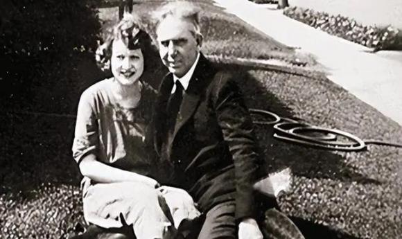 Tại sao 8 người giàu hàng đầu mua vé tàu Titanic không lên tàu trước khi nó khởi hành?