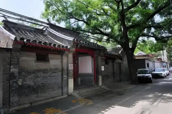 Người xưa thường nói: Nước từ cửa chảy ra ngoài, tiền mất, nhà đổ nát