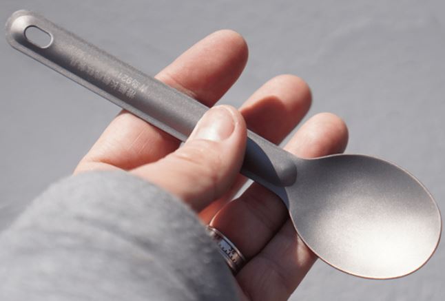 Điều gì sẽ xảy ra nếu bạn đặt 1 chiếc thìa kim loại trước màn hình máy tính? Kết quả gây bất ngờ