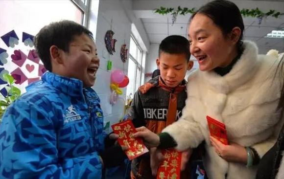 Khi tặng lì xì cho trẻ em trong dịp Tết Nguyên đán, bạn nên tránh “4 số” để tránh xúc phạm người khác