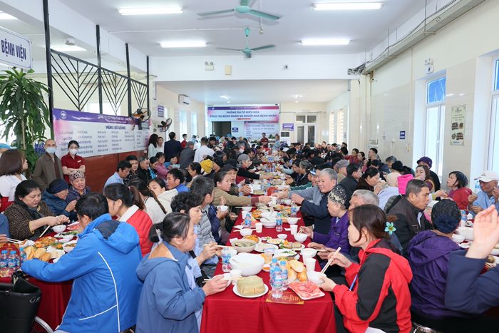 Mang yêu thương đến với bệnh nhân ung thư dịp Tết Ất Tỵ