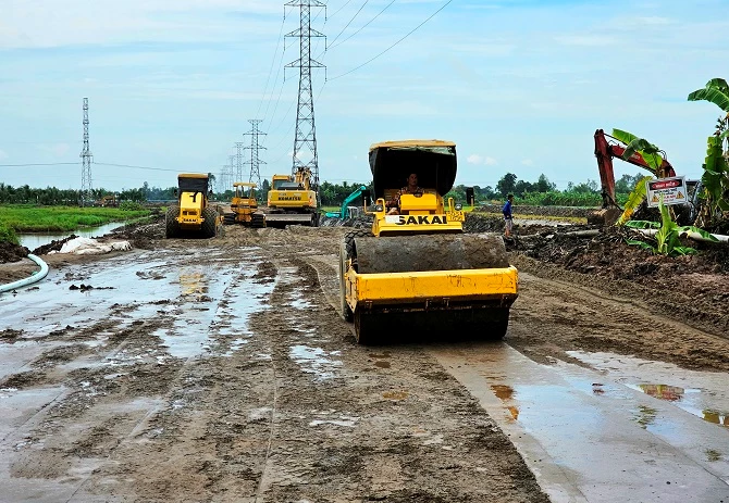 Thi công mặt bằng khu công nghiệp VSIP Cần Thơ (huyện Vĩnh Thạnh, TP Cần Thơ).