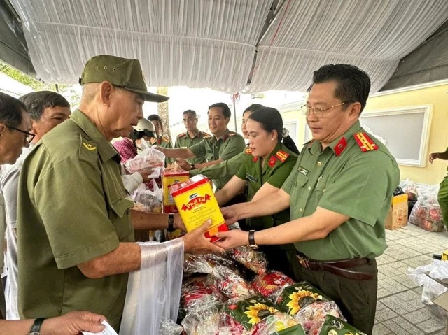 Đồng chí Đại tá Lâm Phước Nguyên, Giám đốc Công an tỉnh trao quà cho  lực lượng đảm bảo an ninh, trật tự cơ sở trên địa bàn.