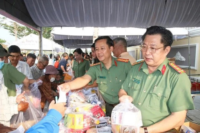 Đồng chí Đại tá Lâm Phước Nguyên, Giám đốc Công an tỉnh và đồng chí Đại tá Lê Phú Thạnh, Phó Giám đốc Công an tỉnh tham gia cùng với Chương trình.