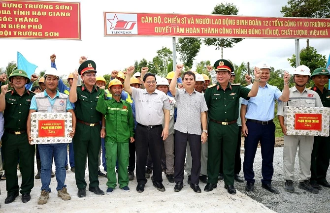 Thủ tướng Phạm Minh Chính thăm, động viên các đơn vị và công nhân thi công cao tốc Châu Đốc - Cần Thơ - Sóc Trăng.