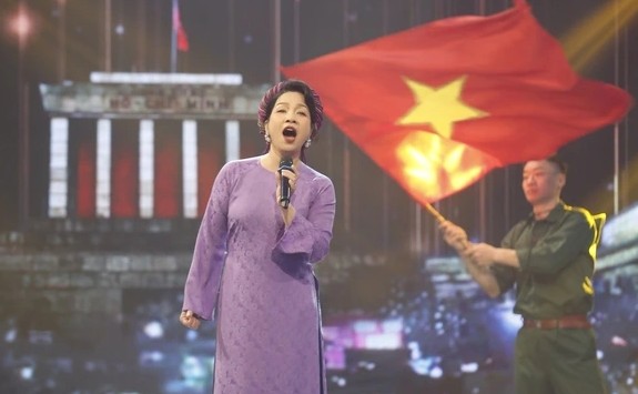 Diva Mỹ Linh cùng dàn nghệ sĩ hát trong chương trình Tết đặc biệt: "Cảm hứng bất tận - Mùa xuân đất nước"