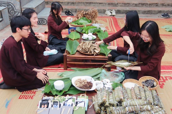 Không gian Tết xưa ở làng cổ Đường Lâm hút giới trẻ