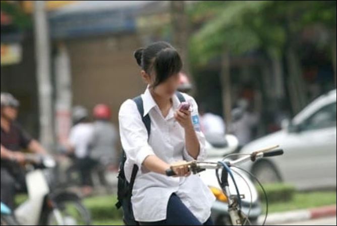 Vừa đi xe đạp vừa nghe điện thoại bị phạt bao nhiêu tiền?