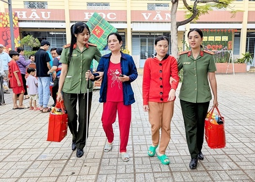 An Giang: Trao 200 phần quà Tết cho người khiếm thị hoàn cảnh khó khăn