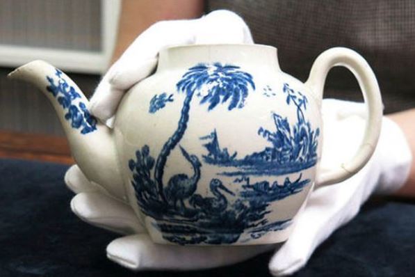 Người đàn ông mua chiếc ấm nứt vì đam mê, nào ngờ là đồ cổ 250 năm được định giá hơn 17 tỷ đồng