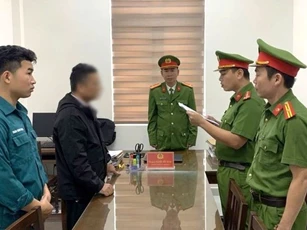 Nhân viên văn phòng đăng ký đất đai bị bắt vì nhận hối lộ