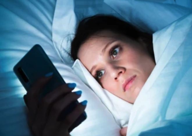 Tác hại của việc đặt điện thoại bên cạnh khi ngủ, chế độ nào giảm bức xạ tối đa của điện thoại?