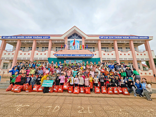 Đại học Đông Á mang ‘Tết ấm’ đến học sinh các tỉnh miền Trung-Tây Nguyên
