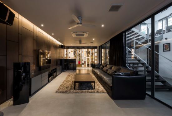 Sau 7 năm sống trong căn nhà mua giá 7 tỷ, người đàn ông sốc khi phát hiện chủ cũ vẫn ở tầng hầm