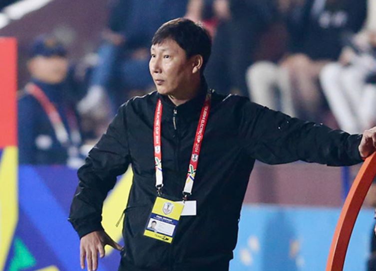 HLV Kim Sang Sik: ‘Ở V.League, cầu thủ Việt Nam chạm nhẹ là ngã’