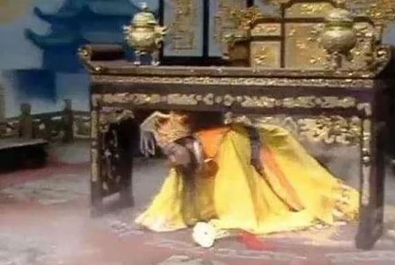 Là chủ của Thiên Đình, tại sao Ngọc Hoàng lại sợ hãi đến trốn cả vào gầm bàn, phải nhờ cậy Phật Tổ Như Lai khi Tôn Ngộ Không đại náo thiên cung?