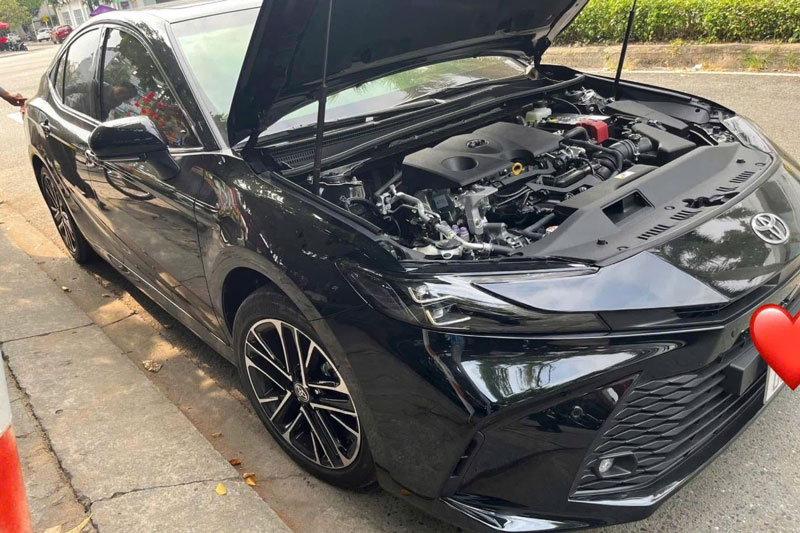 Vừa chạy 200km, Toyota Camry đời mới được rao bán với mức giá khó tin