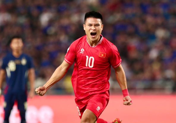 ĐT Việt Nam 'bay cao' trên BXH FIFA ngay đầu 2025, vượt mặt ĐT Thái Lan sau AFF Cup?