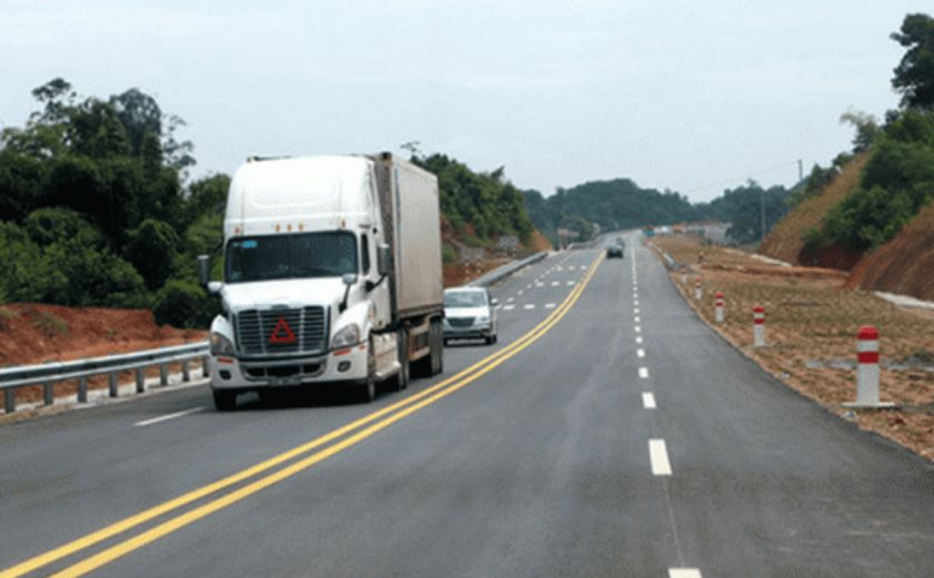 Vạch kẻ đường màu trắng và màu vàng có ý nghĩa là gì? Tài xế mơ hồ dễ bị phạt