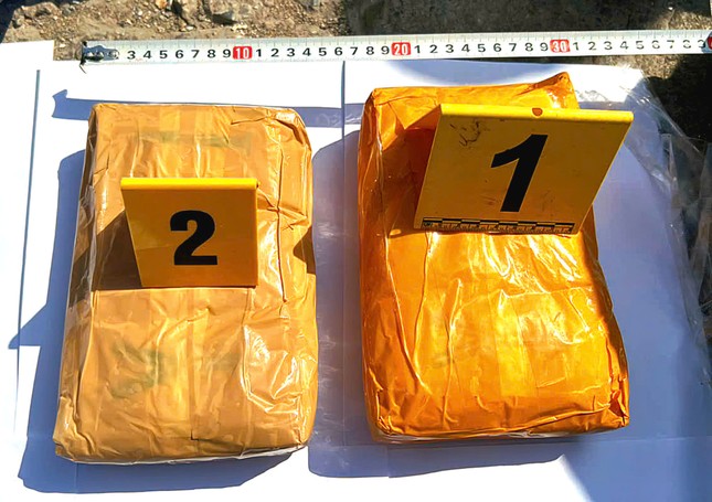 Ngày giáp Tết, bắt giữ đối tượng vận chuyển ma túy và pháo nổ từ biên giới về