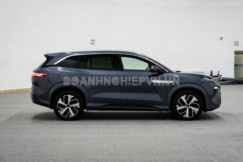 SUV công suất 789 mã lực, trang bị tối tân, giá gần 1 tỷ đồng