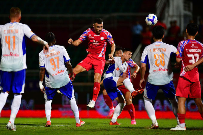 Các cầu thủ SHB Đà Nẵng vất vả về nhà đón Tết