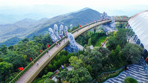 Cầu Vàng tại khu du lịch Sun World Ba Na Hills – điểm đến nổi tiếng của du lịch Đà Nẵng.