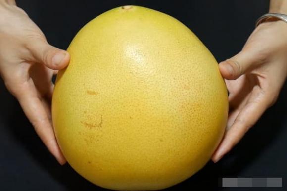 Mua bưởi nhọn hay bưởi tròn? Mẹo đơn giản để chọn ngay quả vỏ mỏng, mọng nước, ngọt lịm