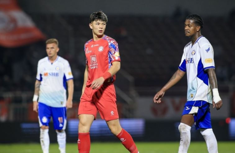 HLV Kim Sang-sik nhận món quà lớn, ĐT Việt Nam đón sao Việt kiều cao 1m90?