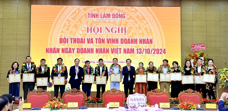 Quyền Bí thư Tỉnh uỷ Lâm Đồng Nguyễn Thái Học (thứ 8 từ phải sang) và Chủ tịch UBND tỉnh Lâm Đồng Trần Hồng Thái tôn vinh các doanh nhân nhân dịp Ngày Doanh nhân Việt Nam.