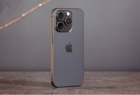 Dân tình đổ xô đi mua iPhone 15 Pro, rẻ như bèo cận Tết, trang bị kém iPhone 16 Pro Max rất ít