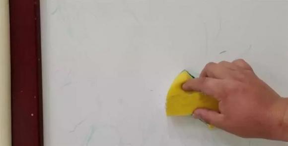 Tường trắng bẩn ư? Đừng lau bằng nước, dùng ngay thứ này, đảm bảo trắng sáng như mới chỉ trong tích tắc