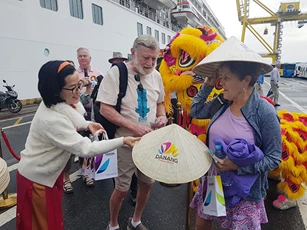 Siêu du thuyền Crystal Symphony đưa 800 du khách Mỹ “xông đất” Đà Nẵng