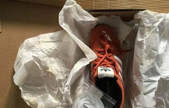 Mua giày được 20 năm tôi mới nhận ra tấm giấy vải trắng trong hộp đựng giày quan trọng đến thế nào, tôi vô cùng tiếc nuối khi vứt đi!