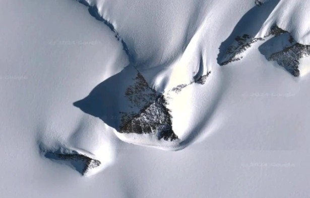 Bí ẩn “kim tự tháp Nam Cực" và thuyết âm mưu về người ngoài hành tinh