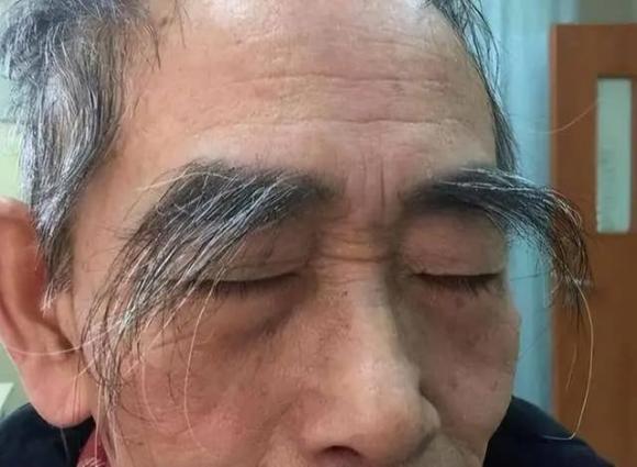 Lông mày của một người đàn ông lớn tuổi đột nhiên dài ra có nghĩa là gì? Nó có liên quan đến tuổi thọ?