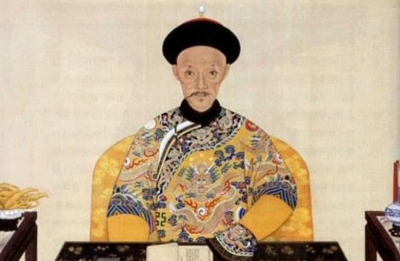 V&#x1ECB; Ho&#xE0;ng &#x111;&#x1EBF; keo ki&#x1EC7;t nh&#x1EA5;t nh&#xE0; Thanh: V&#xE1; l&#x1EA1;i qu&#x1EA7;n &#xE1;o r&#xE1;ch m&#x1EB7;c, s&#x1ED1;ng kham kh&#x1ED5; b&#x1EEF;a c&#x1A1;m ch&#x1EC9; c&#xF3; rau d&#x1B0;a, m&#x1ED9;t qu&#x1EA3; tr&#x1EE9;ng g&#xE0; c&#x169;ng kh&#xF4;ng &#x103;n v&#xEC; ch&#xEA; &#x111;&#x1EAF;t &#x111;&#x1ECF;