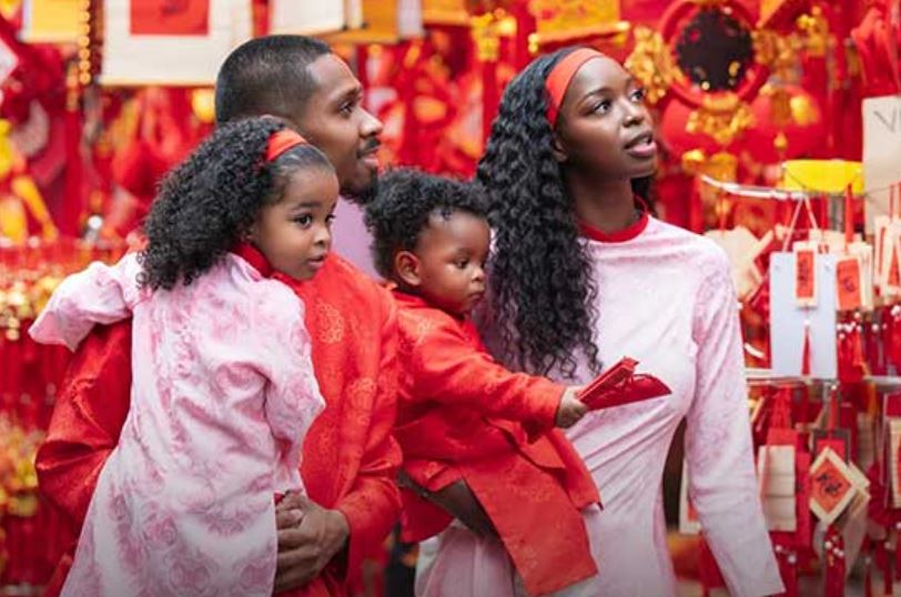 Jason Quang Vinh cùng vợ và 2 con mặc áo dài, dạo phố đón Tết ở Việt Nam