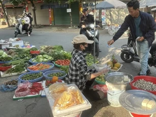 Mùng 2 Tết: Nhiều chợ truyền thống đã bán rau xanh, thực phẩm tươi sống