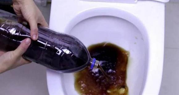 Ngoài việc để uống, Coca-Cola nó còn có những công dụng tuyệt vời này nhé! Rất dễ dàng để làm sạch vết bẩn