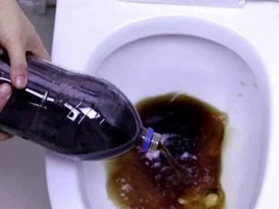 Ngoài việc để uống, Coca-Cola nó còn có những công dụng tuyệt vời này nhé! Rất dễ dàng để làm sạch vết bẩn