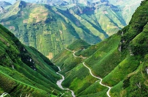 Dãy núi dài nhất Việt Nam có tên là gì?