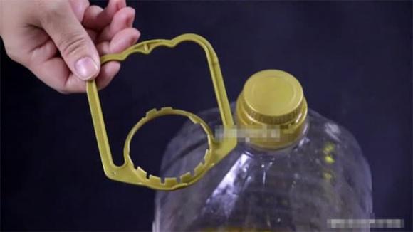Đừng vội vứt tay cầm chai dầu ăn! Khám phá ngay những công dụng tuyệt vời, giải quyết 'nhanh gọn' nhiều rắc rối trong nhà