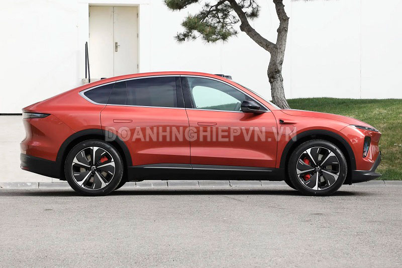 Xe hơi dài gần 5 mét, công suất 653 mã lực, giá gần 1,6 tỷ đồng