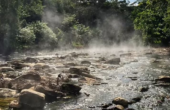 Bí ẩn về ‘dòng sông cháy’ có khả năng luộc chín bất cứ thứ gì rơi vào