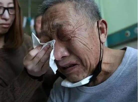 Những người không rơi nước mắt khi người thân qua đời thường là 3 loại người này