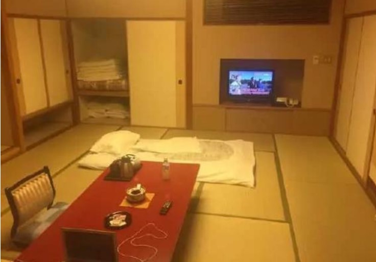 T&#x1EA1;i sao ng&#x1B0;&#x1EDD;i Nh&#x1EAD;t v&#x1EAB;n nh&#x1EA5;t quy&#x1EBF;t ng&#x1EE7; tr&#xEA;n s&#xE0;n v&#xE0;o m&#xF9;a &#x111;&#xF4;ng l&#x1EA1;nh gi&#xE1;? 