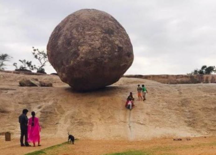 Hòn đá kì lạ ở Ấn Độ, đứng nghiêng 45 độ, đến cả một nhóm người cũng không đẩy nổi?