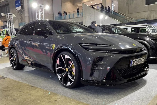 Ngắm Toyota Crown độ phong cách Ferrari