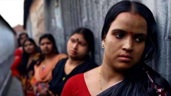 Kh&#xE1;m ph&#xE1; b&#xED; m&#x1EAD;t v&#x1EC1; &#x201C;ng&#xF4;i l&#xE0;ng kh&#xF4;ng t&#x1EED; cung&#x201D; &#x1EDF; &#x1EA4;n &#x110;&#x1ED9; n&#x1A1;i ph&#x1EE5; n&#x1EEF; ph&#x1EA3;i c&#x1EAF;t b&#x1ECF; t&#x1EED; cung &#x1EDF; &#x111;&#x1ED9; tu&#x1ED5;i 20